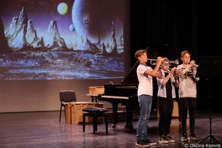 A me slišiš Pet čevljev merim, palcev pet (37)